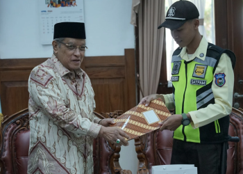 Komisaris Utama PT Kereta Api Indonesia (Persero) Said Aqil Siroj apresiasi kepada petugas security Stasiun Semarang Tawang Bank Jateng atas nama Achmad Hidayatul Ikhsan yang telah berhasil menemukan barang penumpang yang tertinggal bernilai ratusan juta rupiah di Stasiun Semarang Tawang Bank Jateng pada Minggu 7 April 2024.
