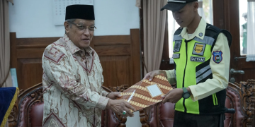 Komisaris Utama PT Kereta Api Indonesia (Persero) Said Aqil Siroj apresiasi kepada petugas security Stasiun Semarang Tawang Bank Jateng atas nama Achmad Hidayatul Ikhsan yang telah berhasil menemukan barang penumpang yang tertinggal bernilai ratusan juta rupiah di Stasiun Semarang Tawang Bank Jateng pada Minggu 7 April 2024.