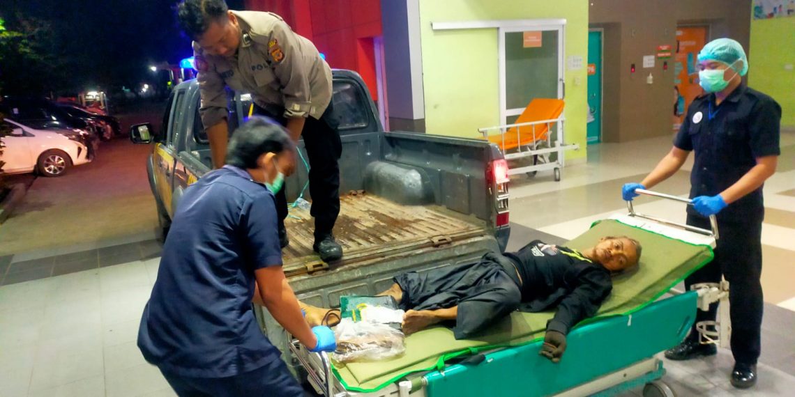 Polisi Cirebon antarkan korban tabrak lari di Jalur Pantura Cirebon-Losari yang terjadi pada Jum’at (5/4/2024) sekira pukul 20.30.