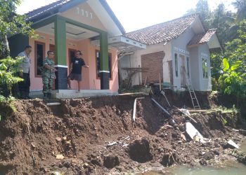 Longsor menimpa rumah warga di Desa Sindangkasih Kecamatan Sindangkasih Kabupaten Ciamis.