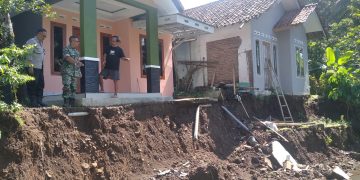 Longsor menimpa rumah warga di Desa Sindangkasih Kecamatan Sindangkasih Kabupaten Ciamis.