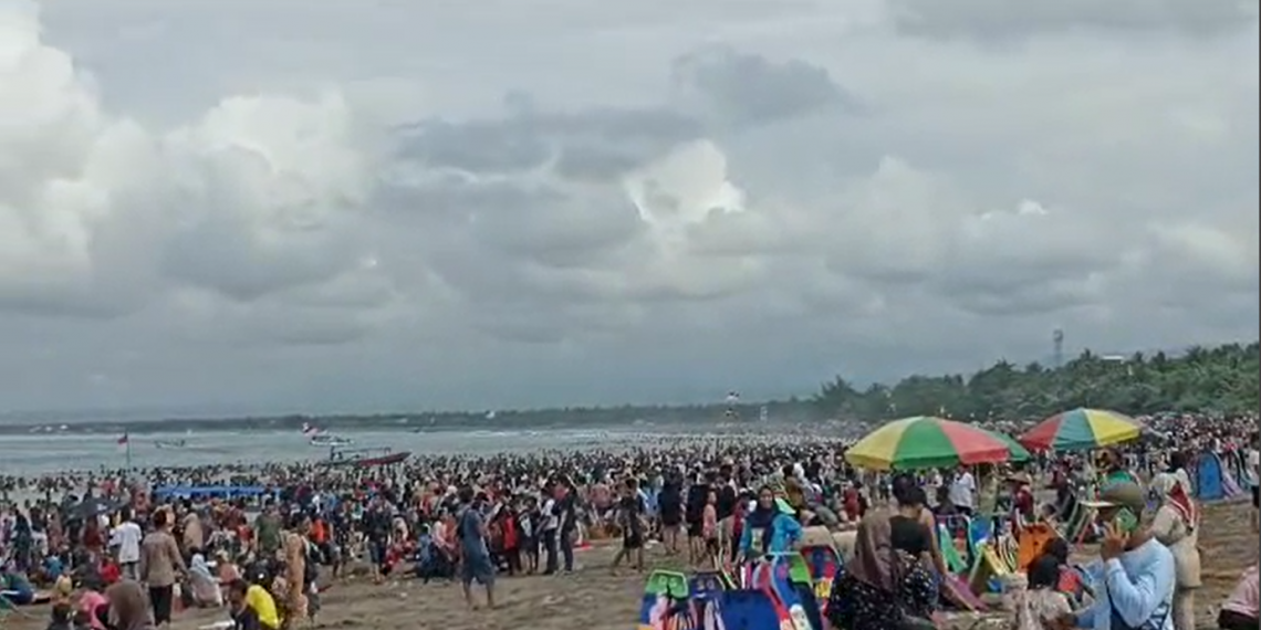 Pantai Pangandaran masih padat pengunjung pada Minggu pagi (14/4/2024) saat libur Lebaran 2024.