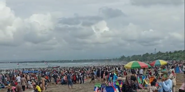Pantai Pangandaran masih padat pengunjung pada Minggu pagi (14/4/2024) saat libur Lebaran 2024.