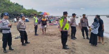 Patroli jalan kaki di kawasan wisata Pantai Tirtamaya dilakukan aparat kepolisian untuk mengawal kamtibmas di kawasan wisata itu Senin (15/4/2024).