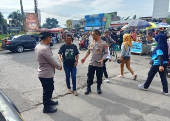 Polisi lakukan patroli pasar tumpah Jalan Rancakasumba Solokanjeruk Kabupaten Bandung antisipasi gangguan kamtibmas Minggu (21/4/2024).