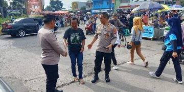 Polisi lakukan patroli pasar tumpah Jalan Rancakasumba Solokanjeruk Kabupaten Bandung antisipasi gangguan kamtibmas Minggu (21/4/2024).