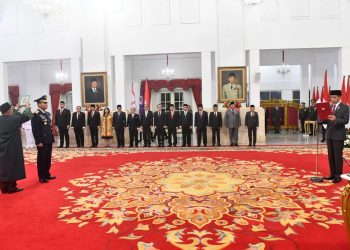 Presiden Jokowi melantik TNI Mohamad Tonny Harjono sebagai KSAU, Jumat (05/04/2024), di Istana Negara, Jakarta. (Foto: Humas Setkab/Jay) Read more: https://setkab.go.id/presiden-jokowi-lantik-tonny-harjono-jadi-ksau/