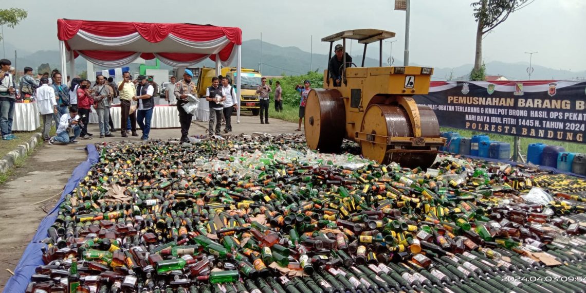Pemusnahan barang bukti miras dan sejenisnyadi Polresta Bandung