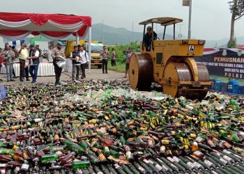 Pemusnahan barang bukti miras dan sejenisnyadi Polresta Bandung