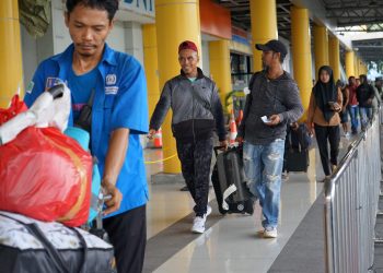 Penumpang di Pelabuhan Pelindo