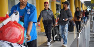 Penumpang di Pelabuhan Pelindo