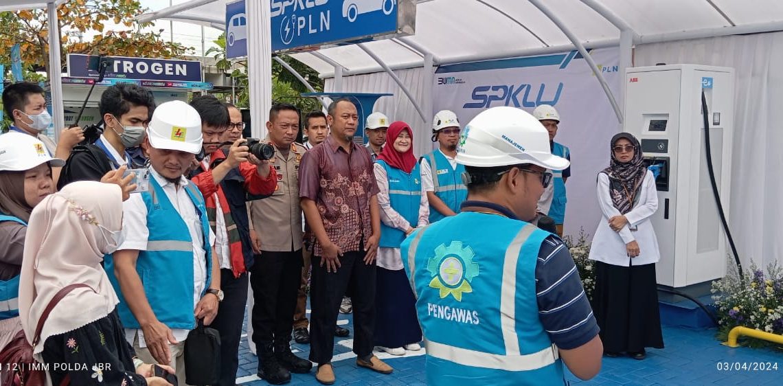 Sebanyak 50 titik SPKLU di resmikan di area Jawa Barat pada Rabu (3/4/2024). Seremoni peresmian berlangsung pada SPKLU di Rest Area KM 149 Jalan Tol Purbaleunyi.