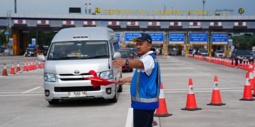 Petugas Jasa Marga sedang bertugas di area gerbang tol