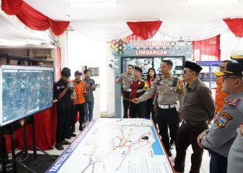 Pj Bupati Garut kunjungi Posko Terpadu Limbangan Sabtu (6/4/2024) melihat langsung penanganan pengaturan lalu-lintas di kawasan itu. (FOTO: Humas Kab. Garut)