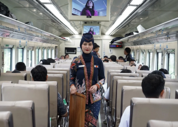 Pramugari kereta api. Penumpang KA pada Februari 2024 naik 1,32 persen dibanding Januari 2024 yaitu dari sebanyak 1,67 juta orang menjadi 1,70 juta orang.