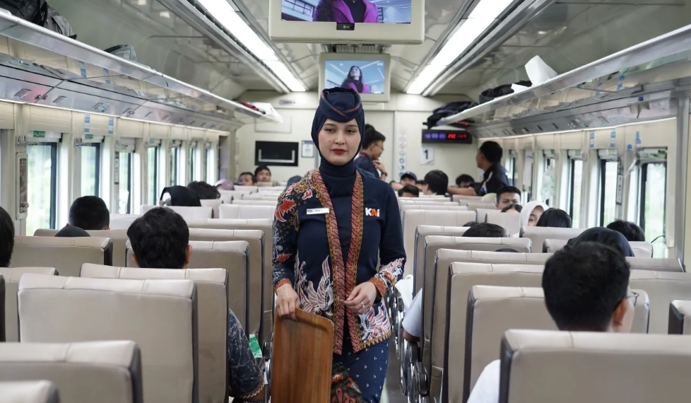 Pramugari kereta api. Penumpang KA pada Februari 2024 naik 1,32 persen dibanding Januari 2024 yaitu dari sebanyak 1,67 juta orang menjadi 1,70 juta orang.