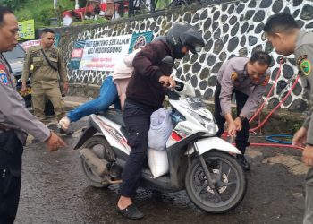 Polisi bantu warga dinginkan kanvas rem untuk mencegah terjadinya kecelakaan akibat rem blong Rabu sore (10/4/2024) di Cukang Monteng Kec. Ibun. Kabupaten Bandung.