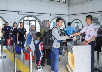Puncak arus balik angkutan KA terjadi pada Minggu (14/4/2024), menurut data PT Kereta Api Indonesia (Persero).