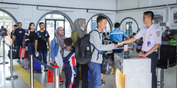 Puncak arus balik angkutan KA terjadi pada Minggu (14/4/2024), menurut data PT Kereta Api Indonesia (Persero).