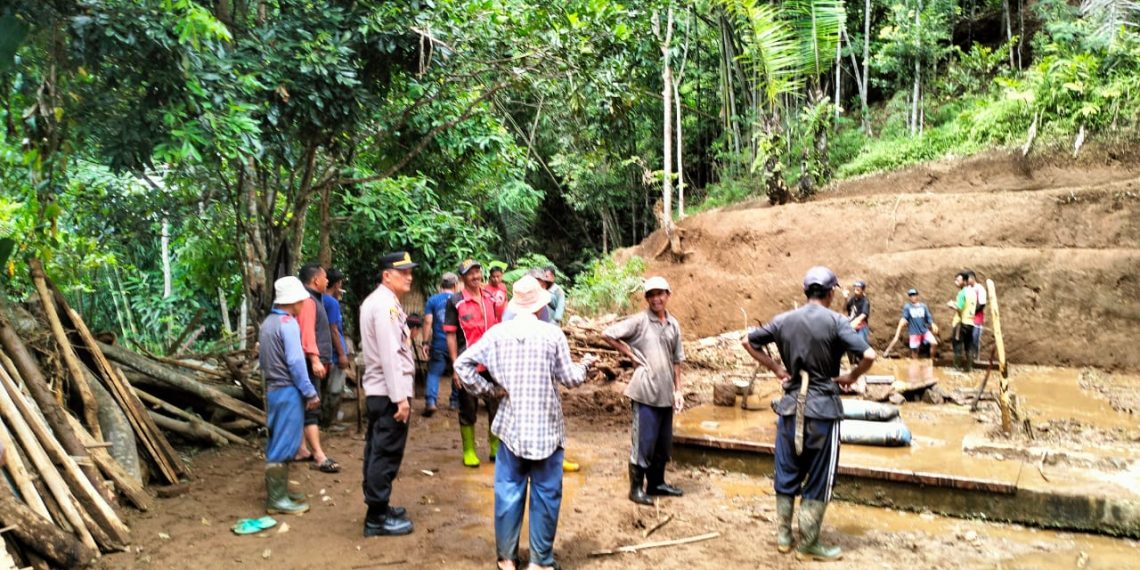 Kunjungan Camat Salawu Nandang Heryana didampingi Kapolsek Salawu Iptu Dedi Darsono dan jajaran Polsek serta Bhabinkamtibmas desa setempat Minggu (14/4/2024), sekitar pukul 11.00 WIB.