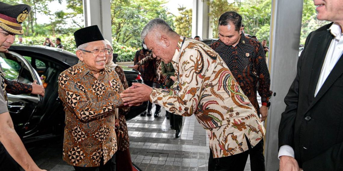 Wapres Ma’ruf Amin kunjungan kerja di Kota Bandung salah satunya mengukuhkan Komite Daerah Ekonomi dan Keuangan Syariah (KDEKS) di Aula Barat Gedung Sate, Selasa 23 April 2024.