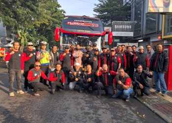 Aksi simpatik polisi kawal peserta aksi buruh ke Jakarta dilakukan aparat Polsek Lengkong Polrestabes Bandung Rabu (1/5/2024).