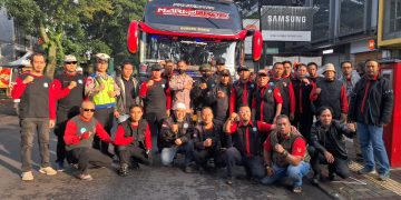 Aksi simpatik polisi kawal peserta aksi buruh ke Jakarta dilakukan aparat Polsek Lengkong Polrestabes Bandung Rabu (1/5/2024).