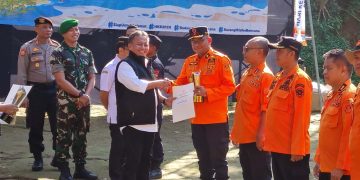 Sekretaris Daerah (Sekda) Provinsi Jawa Barat, Herman Suryatman menyerahkan penghargaan kepada Kepala Pelaksana (Kalak) BPBD Kabupaten Bekasi, Muchlis, sebagai Juara I Lomba Posko Kolaborasi Arus Mudik dan Arus Balik Idul Fitri 1445 H tahun 2024, pada peringatan Hari Kesiapsiagaan Bencana tingkat Provinsi Jawa Barat, di Kuningan pada Rabu (8/5/2024). Foto : Dok. BPBD Kabupaten Bekasi.