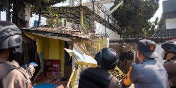 Bangunan liar di depan RM Ampera Soekarno-Hatta ditertibkan oleh Satuan Polisi Pamong Praja (Satpol PP) Kota Bandung.