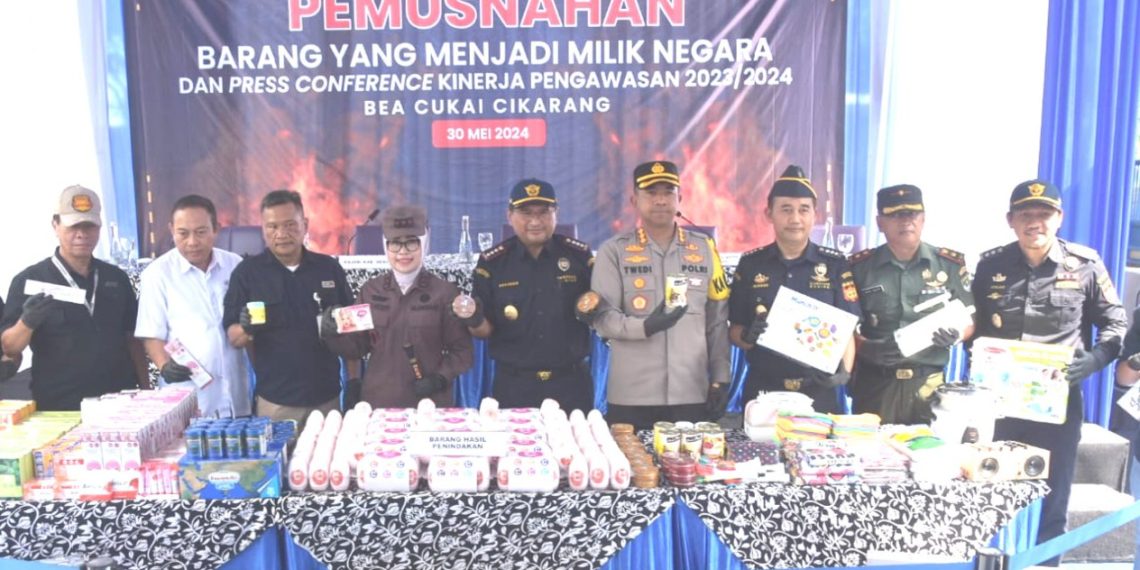 Kepala Bea Cukai Cikarang, Souvenir Yustianto bersama Kapolres Metro Bekasi Kombes Pol Twedi Aditya Benniyahdi dan Kajari Kabupaten Bekasi Dwi Astuti Beniyati melakukan kegiatan pemusnahan Barang Kena Cukai (BKC) Ilegal khususnya rokok dan barang-barang hasil penindakan eks kepabeanan impor di Halaman Kantor Bea Cukai Cikarang, pada Kamis (30/5/2024).