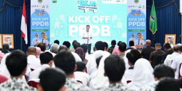 Tidak ada titip-titipan dalam PPDB, kata Penjabat Gubernur Jawa Barat Bey Machmudin. Pemerintah Daerah Provinsi Jawa Barat berkomitmen menyelenggarakan Penerimaan Peserta Didik Baru (PPDB) Tahun 2024 yang bersih, berkualitas, dan berintegritas.