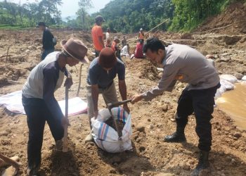 Bhabinkamtibmas bersama warga bersihkan longsor di Dusun Ciumpleng Desa Cinangsi Kec. Cisitu Kab. Sumedang.