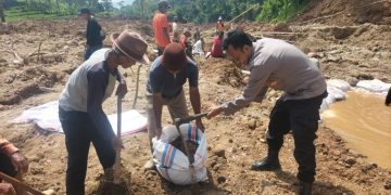 Bhabinkamtibmas bersama warga bersihkan longsor di Dusun Ciumpleng Desa Cinangsi Kec. Cisitu Kab. Sumedang.