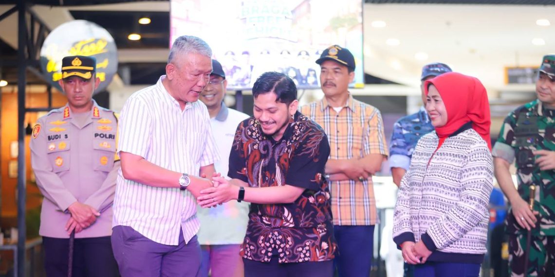 Ide nama Braga Beken diusulkan oleh Rahmat Lazuardi menjadi nama resmi kawasan bebas kendaraan (Beken) di Jalan Braga pada akhir pekan.