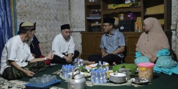 Serap aspirasi warga, Bupati Bandung Dadang Supriatna bersama Bunda Bedas Emma Dety Dadang Supriatna nginap di rumah warga di Kampung Padarek RW 02 Desa Drawati Kecamatan Paseh Kabupaten Bandung, Kamis (23/5/2024) malam.