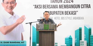 Pj Bupati Bekasi Dani Ramdan menyampaikan sambutan di acara Rakor Kehumasan yang digelar Diskominfosantik Kabupaten Bekasi, di Hotel Ibis Jababeka Cikarang, pada Selasa (28/5/2024).