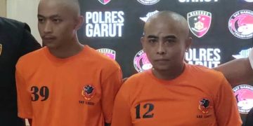 TR (32) dan HH (19), dua pelaku pembunuhan terhadap Alek Komarudin (72), warga Kampung/Desa Ngamplang, Kecamatan Cilawu, Kabupaten Garut.(Foto:Istimewa)