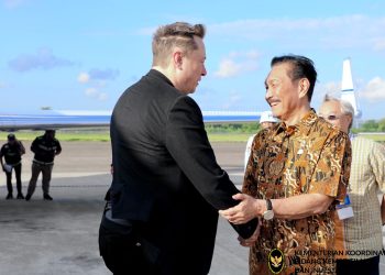 Elon Musk disambut Menko Marves Luhut B. Pandjaitan di Bandara Internasional I Gusti Ngurah Rai, Bali pada Minggu (19/5/2024).