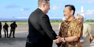 Elon Musk disambut Menko Marves Luhut B. Pandjaitan di Bandara Internasional I Gusti Ngurah Rai, Bali pada Minggu (19/5/2024).