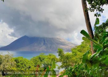 Status Gunung Ruang turun jadi siaga atau level III terhitung Senin 13 Mei 2024 pukul 09.00 WITA.