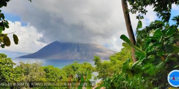 Status Gunung Ruang turun jadi siaga atau level III terhitung Senin 13 Mei 2024 pukul 09.00 WITA.
