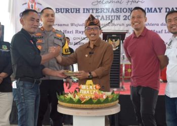 Hari Buruh Internasional (Mayday) yang diperingati setiap tanggal 01 Mei dimaknai oleh Pemerintah Daerah Kabupaten Kuningan dengan menggelar Halal Bihalal bersama para pekerja (buruh) serta konfederasi Serikat Pekerja Seluruh Indonesia (KSPSI) Kabupaten Kuningan, Rabu pagi (01/05/2024)