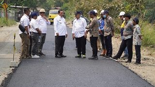 Pj Bupati Sumedang Yudia Ramli, saat meninjau langsung perbaikan jalan tersebut, Kamis, 23 Mei 2024. Jalan Menuju Bendungan Jatigede Sumedang Mulus
