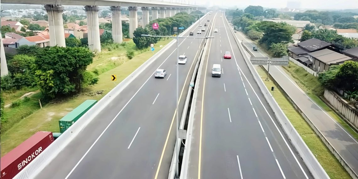 Uji sampel beton jalan tol layang Cikampek