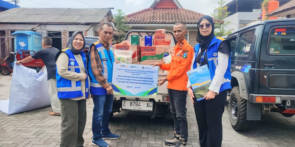 Jasa Marga salurkan bantuan kepada korban tanah bergerak dan longsor di Garut Jawa Barat. Hal itu dilakukan PT Jasa Marga (Persero) Tbk selaku Koordinator Satuan Tugas (Satgas) Bencana Badan Usaha Milik Negara (BUMN) Provinsi Jawa Barat (Jabar).