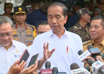 Presiden Joko Widodo tinjau stok dan harga bahan pangan di Pasar Baru, Karawang, Jawa Barat, Rabu (08/05/2024).