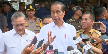 Presiden Joko Widodo tinjau stok dan harga bahan pangan di Pasar Baru, Karawang, Jawa Barat, Rabu (08/05/2024).