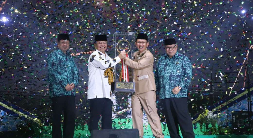 JUARA UMUM MTQ JABAR : Pj Bupati Bekasi Dani Ramdan menerima trophy bergilir Juara Umum MTQ ke-38 tingkat Jawa Barat, dari Sekda Jabar, Herman Suryatman, di Plaza Pemkab Bekasi, pada Sabtu (04/05/2024) malam. FOTO : ENDAR RAZIQ/NEWSROOM DISKOMINFOSANTIK.