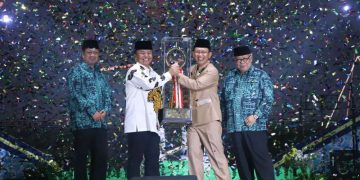JUARA UMUM MTQ JABAR : Pj Bupati Bekasi Dani Ramdan menerima trophy bergilir Juara Umum MTQ ke-38 tingkat Jawa Barat, dari Sekda Jabar, Herman Suryatman, di Plaza Pemkab Bekasi, pada Sabtu (04/05/2024) malam. FOTO : ENDAR RAZIQ/NEWSROOM DISKOMINFOSANTIK.