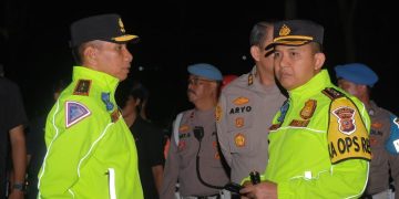 Kapolda Jabar Irjen Pol. Dr. Akhmad Wiyagus (kiri) bersama dengan Kapolres Subang AKBP Ariek Indra Sentanu. Kapolda Jabar Irjen Pol. Dr. Akhmad Wiyagus menyampaikan belasungkawa mendalam atas peristiwa kecelakaan bus rombongan pelajar yang merenggut 11 korban meninggal dunia di Desa Palasari, Kecamatan Ciater, Kabupaten Subang, Sabtu (12/5/2023) sekitar pukul 18.45 WIB.